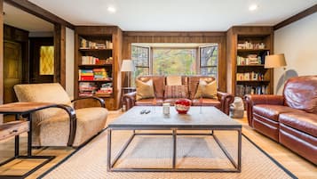 House, 5 Bedrooms | Living area
