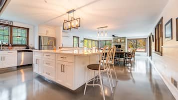 House, 5 Bedrooms | Private kitchen | Fridge, oven, coffee/tea maker, toaster