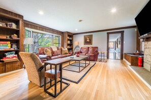 Living area - Blackwoods Old Country Home 5 Bedroom Home by RedAwning (Woodbury)