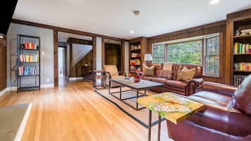 House, 5 Bedrooms | Living area