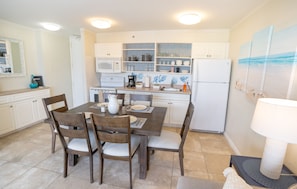 Condo, 1 habitación | Cocina privada | Refrigerador, horno, cafetera y tetera y tostadora 