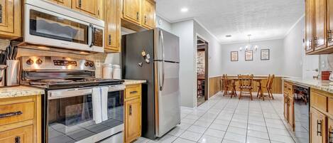 House, 4 Bedrooms | Private kitchen | Fridge, oven, coffee/tea maker, toaster