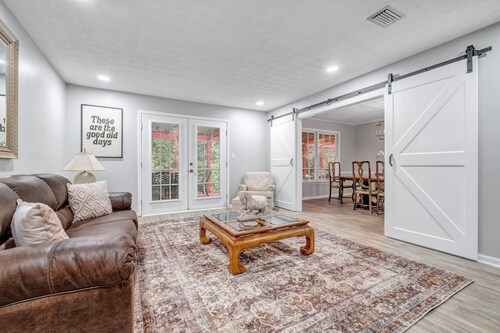 Hudson Manor 4 Bedroom Home by RedAwning