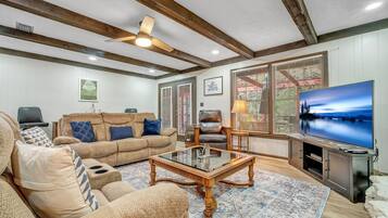 House, 4 Bedrooms | Living area