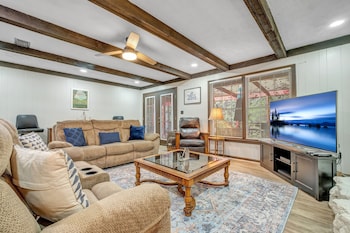 Hudson Manor 4 Bedroom Home by RedAwning