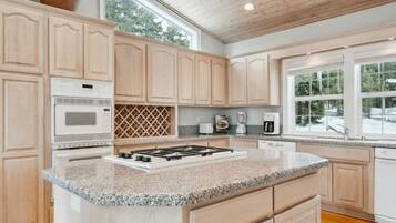 Casa, 3 habitaciones | Cocina privada | Refrigerador, horno, cafetera y tetera y tostadora