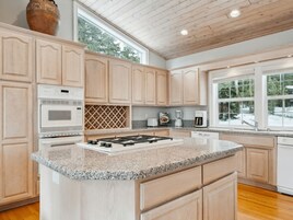 House, 3 Bedrooms | Private kitchen | Fridge, oven, coffee/tea maker, toaster