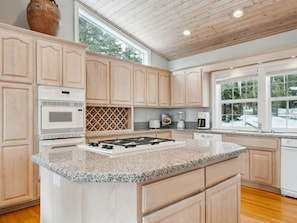 Talo, 3 makuuhuonetta | Yksityinen keittiö | Jääkaappi, uuni, kahvin-/teenkeitin, leivänpaahdin