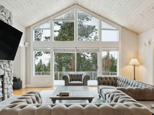 The Royal Canterbury Retreat - Near Kings Beach & Lake Tahoe