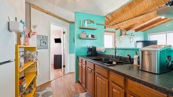 House, 2 Bedrooms | Private kitchen | Fridge, oven, coffee/tea maker, toaster