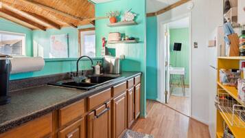 House, 2 Bedrooms | Private kitchen | Fridge, oven, coffee/tea maker, toaster