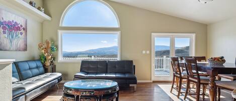 House, 4 Bedrooms | Living area