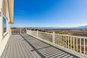 House, 4 Bedrooms | Property grounds - Elegant Escape 4 Bedroom Home by RedAwning (Reno)