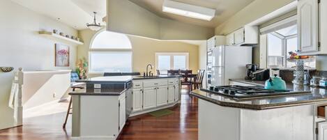 House, 4 Bedrooms | Private kitchen | Fridge, oven, coffee/tea maker, toaster