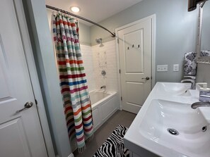 Casa, 4 habitaciones | Baño | Toallas y champú