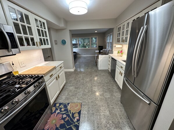 House, 4 Bedrooms | Private kitchen | Fridge, oven, coffee/tea maker, toaster