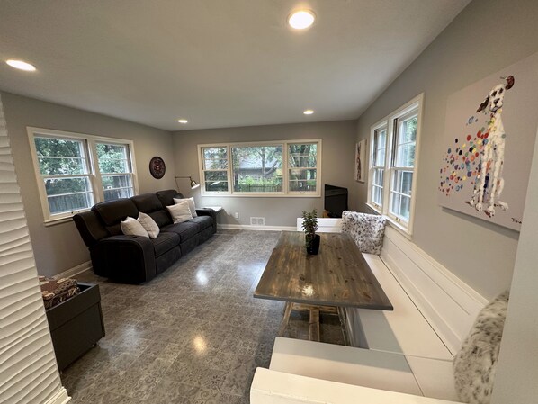 House, 4 Bedrooms | Living area | Smart TV, streaming services - Casa Kelly - Vibrant family home (Golden Valley)