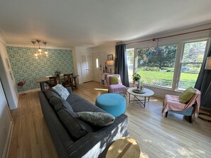 House, 4 Bedrooms | Living area | Smart TV, streaming services - Casa Kelly - Vibrant family home (Golden Valley)