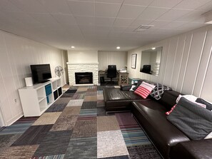 House, 4 Bedrooms | Living area | Smart TV, streaming services - Casa Kelly - Vibrant family home (Golden Valley)