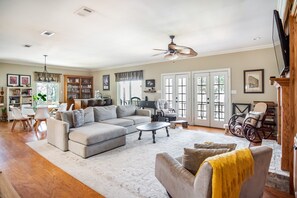 House, 5 Bedrooms | Living area - Stunning Riverside Retreat With Private Pool 5 Bedroom Home by RedAwning (Denham Springs)