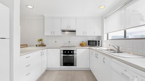 Private kitchen - LE COURT 4 - NOOSA BEACH AND SHOPS (Noosa Heads)