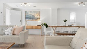 Living area - LE COURT 4 - NOOSA BEACH AND SHOPS (Noosa Heads)