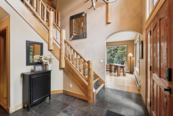 House, 5 Bedrooms | Interior