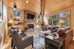 House, 5 Bedrooms | Living area