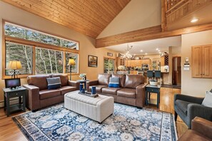 House, 5 Bedrooms | Living area