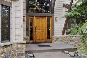 House, 5 Bedrooms | Exterior detail