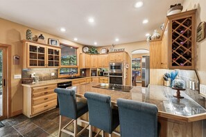 House, 5 Bedrooms | Private kitchen