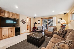 House, 5 Bedrooms | Living area