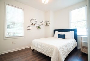 2 bedrooms, travel crib, free WiFi, bed sheets - 2BR Chic Duplex - Firepit - Perfect for Travel (Savannah)