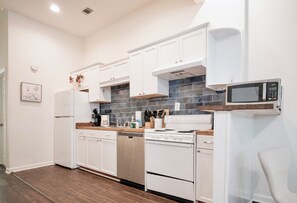 ثلاجة، ميكروويف، فرن، موقد طهي مسطح