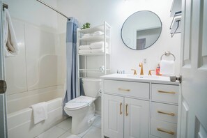 ヘアドライヤー、タオル、シャンプー、トイレットペーパー