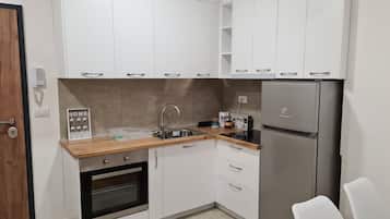 Fridge, oven, stovetop, coffee/tea maker