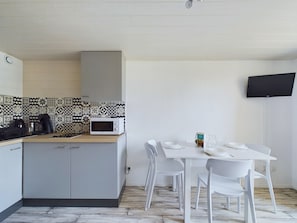 Frigorifero, microonde, macchina per tè/caffè, bollitore elettrico