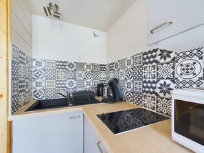 Kylskåp, mikrovågsugn, kaffe- och tebryggare och vattenkokare