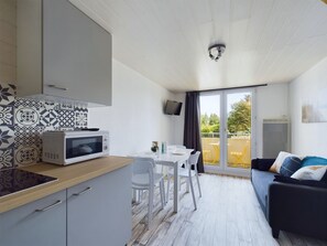 Interior - 150m from the Corniche, mezzanine flat for 4 (Saint-Hilaire-de-Riez)