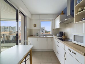 Fridge, microwave, oven, coffee/tea maker
