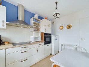 Fridge, microwave, oven, coffee/tea maker