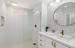 Douche, sèche-cheveux, serviettes fournies, savon