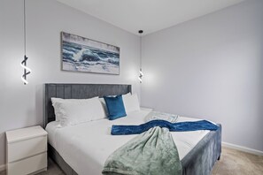 8 bedrooms, iron/ironing board, travel crib, WiFi - Ultimate Luxury Retreat: 8BR Modern Mansion (Orlando)