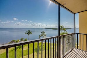 Property grounds - Windward Point #309 Bayfront Condo with Hot Tub & Stunning Views (Fort Myers Beach)