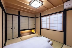 Desk - Rinn Marikoji (Kyoto)
