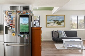 Una Smart TV, libros, una impresora