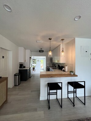 ميكروويف، فرن، موقد طهي مسطح، غسالة أطباق