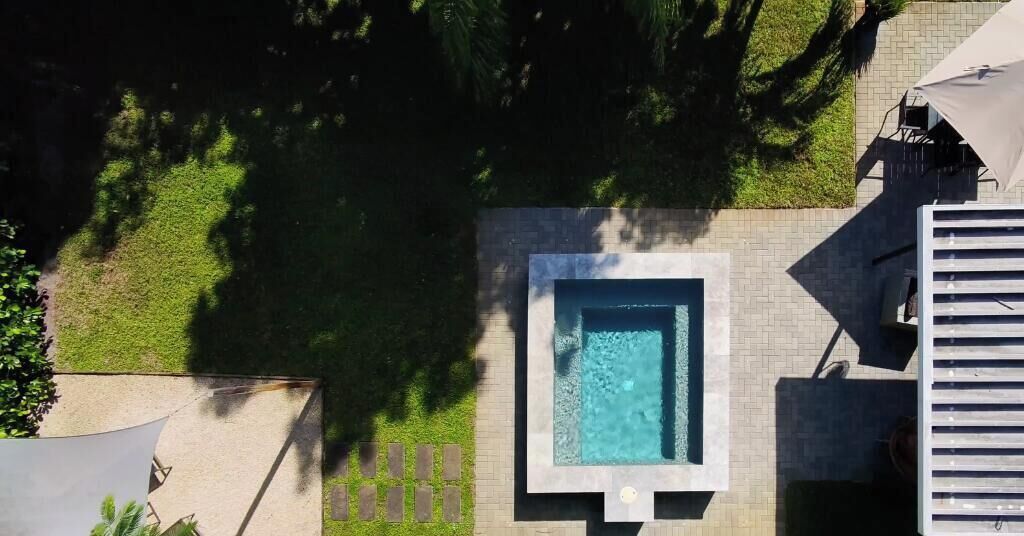 Una piscina al aire libre, una piscina climatizada