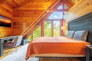 Une chambre à coucher avec un lit, un bureau et une chaise.
