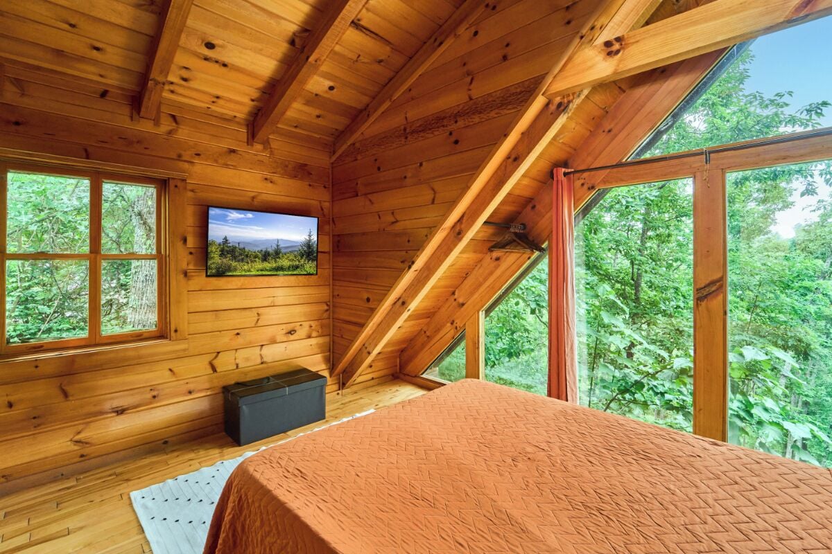 3 bedrooms, travel crib, WiFi (free), bed sheets